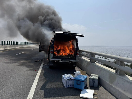 台61線南下芳苑段「烈焰吞廂型車」！駭人火舌狂竄