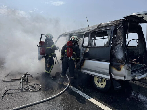 台61線南下芳苑段「烈焰吞廂型車」！駭人火舌狂竄