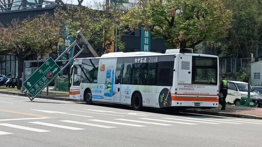 台中公車又出事！整根「太平」路標被撞斷、驚悚現場直擊