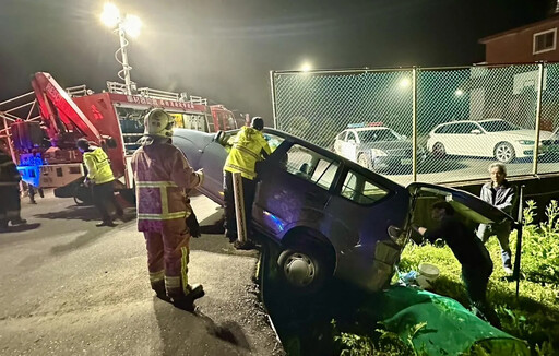 新北翁倒車衝落菜園 前輪懸空警助脫困送醫