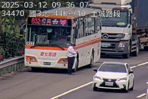 國3北向台北客運出事！「932」遭大車撞擊、緊急停靠路肩