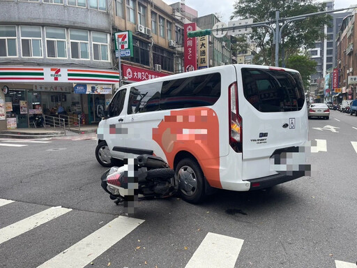 影/直擊！士林長照車迴轉猛撞騎士噴飛 釀手腳擦傷