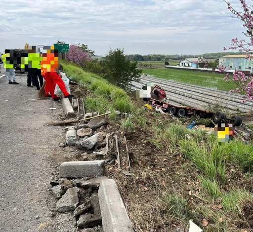 影/國1南下嘉義段破碎車禍！「曳引車撞破護欄衝下邊坡」