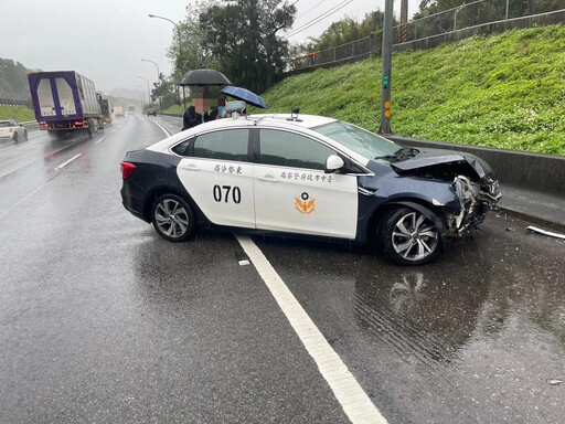 恐怖畫面曝！台中警押解逃犯打滑自撞 車頭全毀