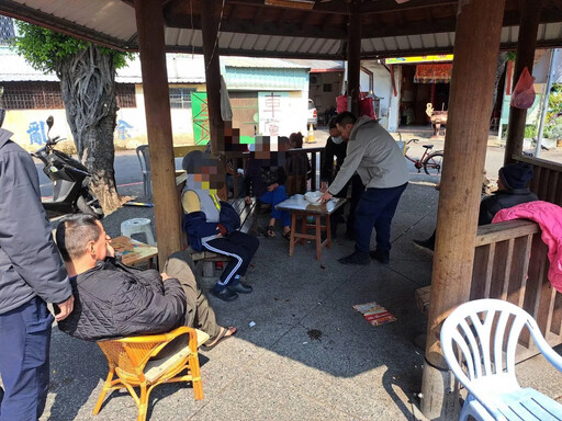 影/太歲頭上動土!土地公廟前拿大碗賭「十八豆」全被抓