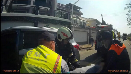 影/彰化女子駕車自撞路旁挖土機昏迷 警消急撬車門送醫