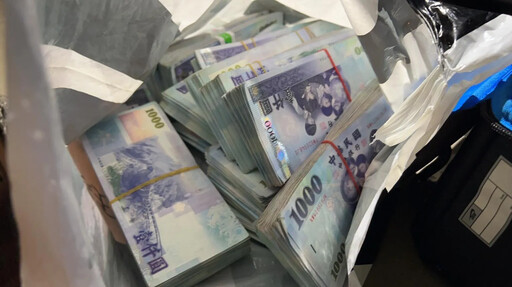 影/3毒蟲遇臨檢臭襪子露餡 警搜車驚見百萬現金巨量毒品