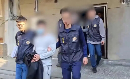 影/3毒蟲遇臨檢臭襪子露餡 警搜車驚見百萬現金巨量毒品