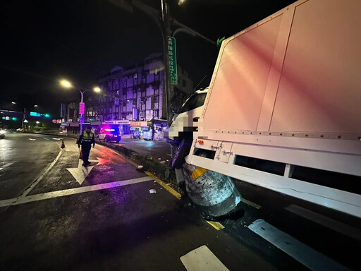 影/北市文山區海巡隊部外事故 物流車「衝上分隔島」