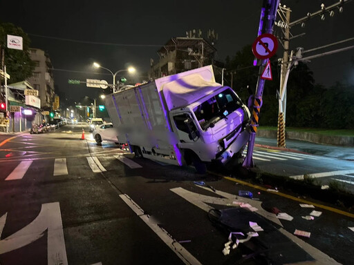 影/北市文山區海巡隊部外事故 物流車「衝上分隔島」