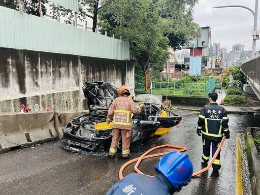 影/五股計程車火燒！69歲運將「慘上加慘」被驗出酒駕