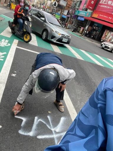 不爽增設人行道！彰化伯噴漆自開「機車道」 警開罰