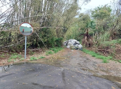 影/超惡劣！趁雨夜偷倒廢棄物「擋路」 寶山鄉公所氣炸揪兇