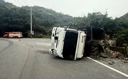 影/大貨車下坡過彎翻車撞護欄 對向車險遭「正面撞擊」