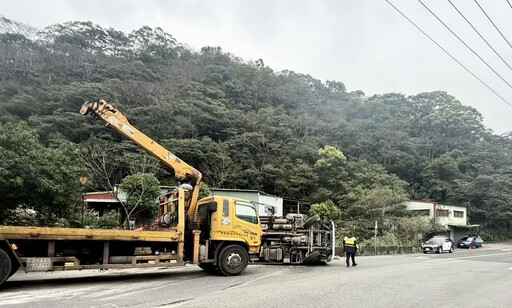 影/大貨車下坡過彎翻車撞護欄 對向車險遭「正面撞擊」