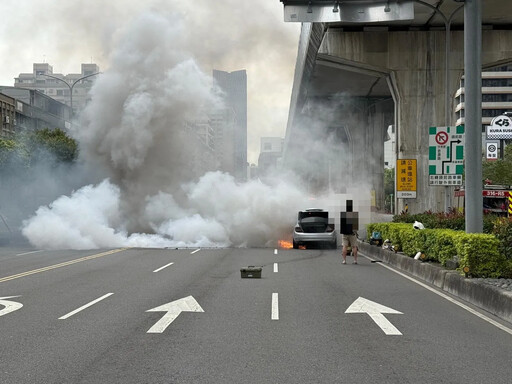 影/新莊驚悚火燒車「整條路快看不到」！搶救畫面直擊