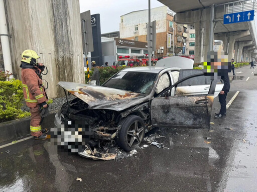 影/新莊驚悚火燒車「整條路快看不到」！搶救畫面直擊