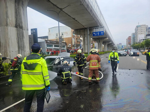 影/新莊驚悚火燒車「整條路快看不到」！搶救畫面直擊