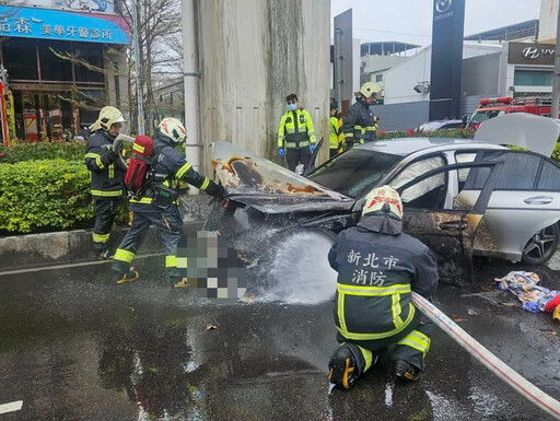 影/新莊驚悚火燒車「整條路快看不到」！搶救畫面直擊