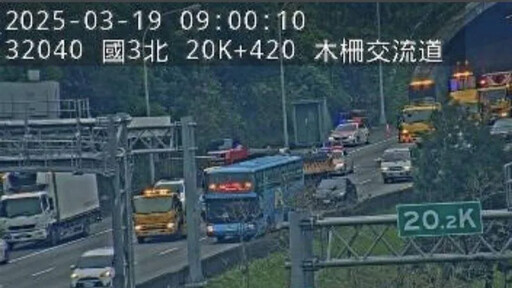 國1爆3車追撞！南向木柵段「2大貨車卡死」 回堵5公里