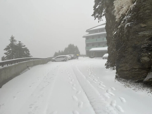 58歲山友奇萊東稜倒地命危！16人困山屋待援