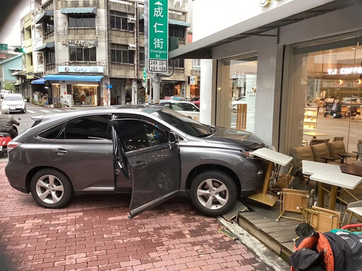 這裡沒有得來速！嘉義休旅車失控爆衝 咖啡店桌椅遭撞爛