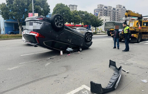 影/恍神釀禍！新北休旅車「偏移」撞路邊車 「翻肚」下巴掉