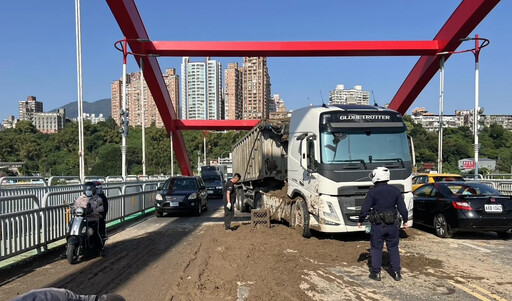 關渡大橋砂石車車禍 泥漿「傾瀉而出」癱瘓車道