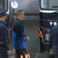 影/柯文哲庭訊深夜11點結束上囚車離開 陳佩琪扶柯媽走出法院