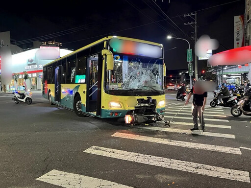 高雄恐怖車禍！公車猛撞「機車捲車底」 騎士噴飛送醫