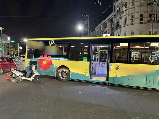 高雄恐怖車禍！公車猛撞「機車捲車底」 騎士噴飛送醫