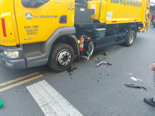 影/高雄垃圾車與腳踏車市場相撞！80歲嬤右腿開放性骨折