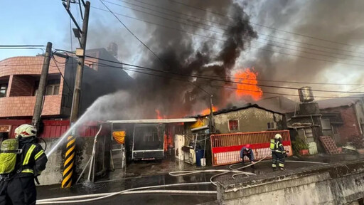 桃園龍潭工廠大火 現場「存放大量塑膠」烈焰狂竄