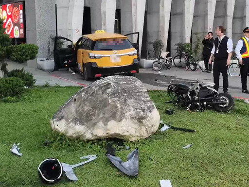 影/驚悚瞬間！花蓮火車站前計程車「猛衝」騎士遭撞上「擋風玻璃滾落」