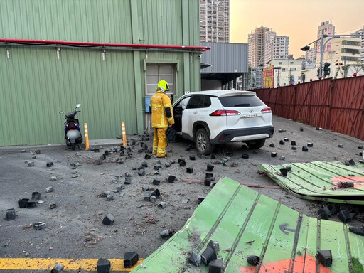 影/疑精神不濟！高雄男駕車猛撞工地 圍欄炸裂釀輕傷