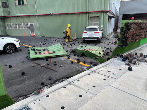 影/疑精神不濟！高雄男駕車猛撞工地 圍欄炸裂釀輕傷