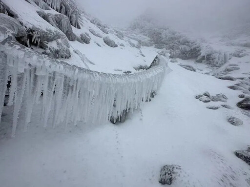 登玉山墜380尺山谷遭雪埋！救難隊23日設法救2登山客