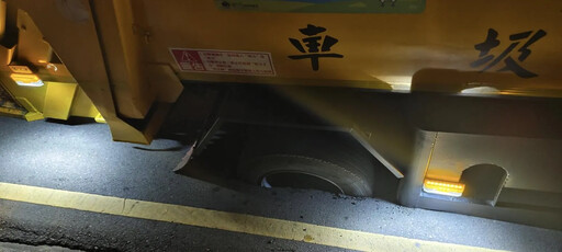 新竹驚傳柏油路塌陷！垃圾車輪胎遭吞噬