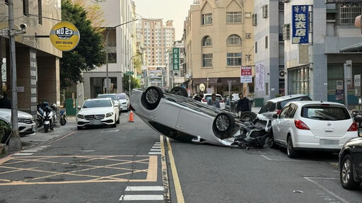 又是酒駕！高雄LEXUS猛撞2車翻覆「車頭全毀」