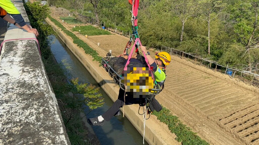 命懸一線！竹北男騎車墜3層樓高橋 吊掛畫面曝