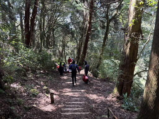 影/「特富野古道」女山友趴地亡 「大體搬下山」畫面曝