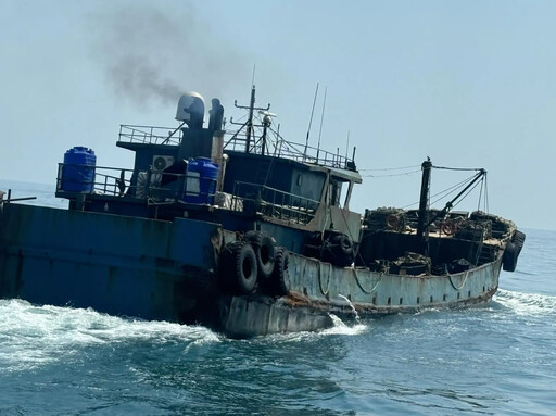 影/陸三無駁油船闖永安外海 遭新竹海巡查扣押返台北港