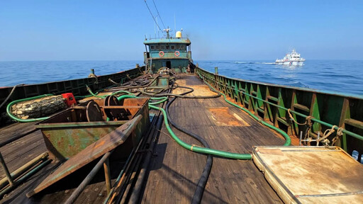 影/陸三無駁油船闖永安外海 遭新竹海巡查扣押返台北港