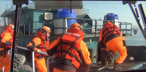 影/陸三無駁油船闖永安外海 遭新竹海巡查扣押返台北港