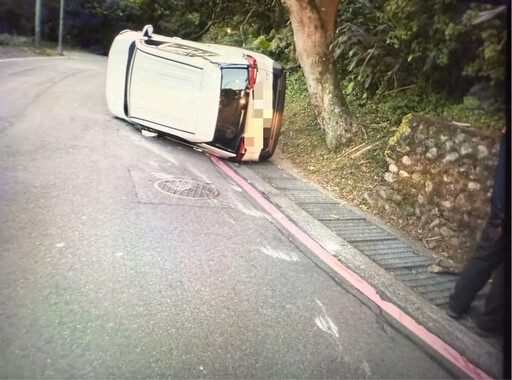 陽明山出事了！自小客猛撞文化大學後山山壁 幸無人傷亡