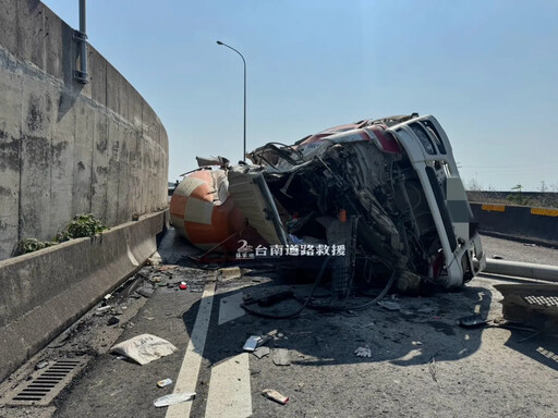 影/救不回來！台84接台61「預拌車翻落」 70歲駕駛慘死