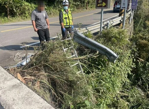 苗栗南庄爆廂型車撞破護欄墜溪床 緊急吊掛3人脫困