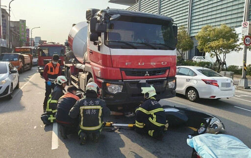 北市南港大卡車擦撞機車 騎士夾困車底無呼吸心跳