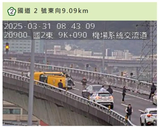 國2計程車自撞護欄翻覆 零件成血滴子射中3車