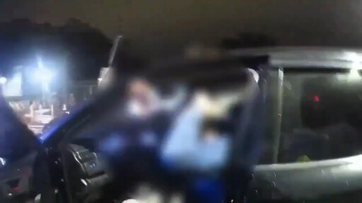 影/汐止毒鴛鴦「狠撞警車」！遭搜出喪屍菸彈、武士刀